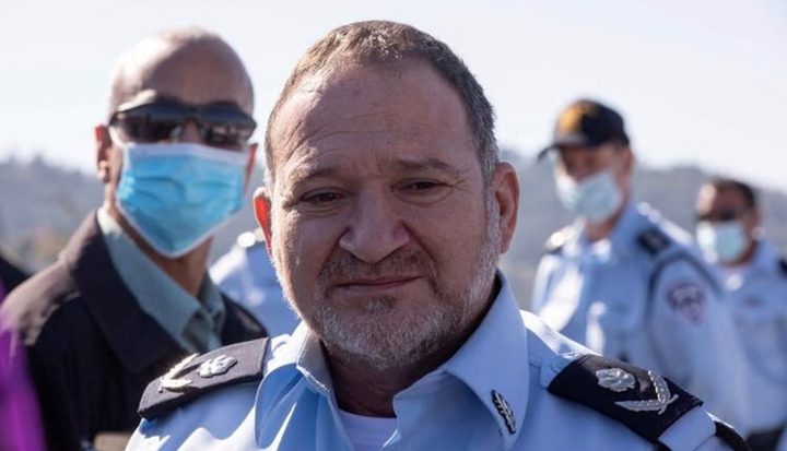 قائد شرطة الاحتلال يدعو المستوطنين إلى حمل السلاح