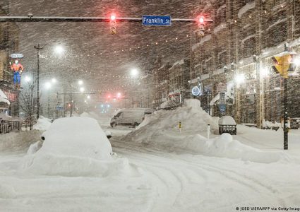 مئات آلاف المنازل بدون كهرباء في شرق كندا بسبب عاصفة ثلجية