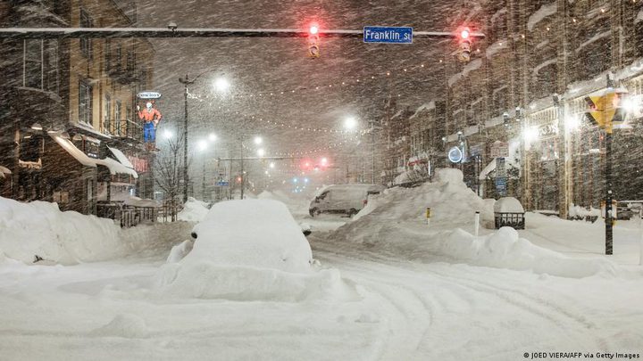 مئات آلاف المنازل بدون كهرباء في شرق كندا بسبب عاصفة ثلجية