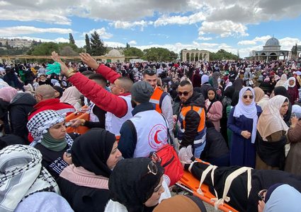 طواقم الهلال الأحمر تقدم الإسعاف الأولي ل 92 مصليًا في الأقصى