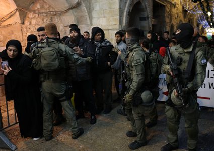 شرطة الاحتلال تعتدي على المصلين عند باب حطة في المسجد الأقصى