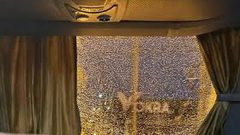 مشجعو فريق أرجنتيني يقذفون حافلة فريقهم بالخطأ