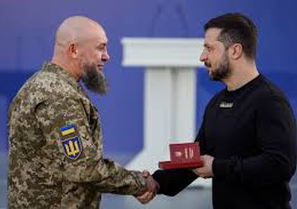 زيلينسكي ينظم إفطاراً رمضانياً ويكرّم جنوداً مسلمين