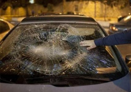 4 إصابات في هجوم للمستوطنين على مركبات المواطنين قرب مدخل البيرة الشمالي