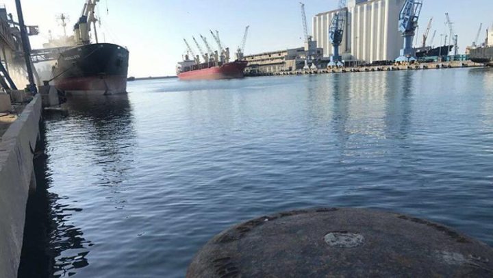 باخرة صينية محملة بـ57 وحدة سكنية تصل مرفأ اللاذقية