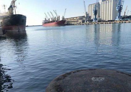 باخرة صينية محملة بـ57 وحدة سكنية تصل مرفأ اللاذقية