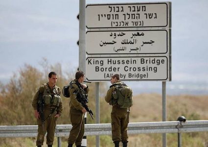 الاحتلال يعتقل مواطنا من برقين على معبر الكرامة