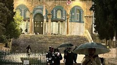 الأجواء الماطرة في المسجد الأقصى.