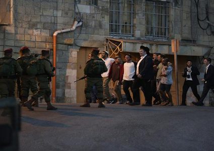 مستوطنون يغلقون المدخل الجنوبي لبلدة الخضر