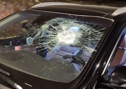 مستوطنون يهاجمون مركبات المواطنين على مدخل البيرة الشمالي