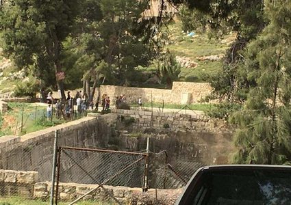 مستوطنون يقتحمون برك سليمان السياحية ويؤدون طقوسا تلمودية