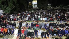 قرابة 25 ألف مصلٍ يؤدون صلاتي العشاء والتراويح في المسجد الأقصى المبارك