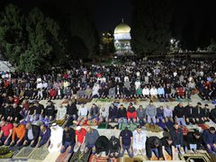 قرابة 25 ألف مصلٍ يؤدون صلاتي العشاء والتراويح في المسجد الأقصى المبارك