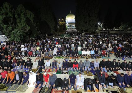 قرابة 25 ألف مصلٍ يؤدون صلاتي العشاء والتراويح في المسجد الأقصى المبارك