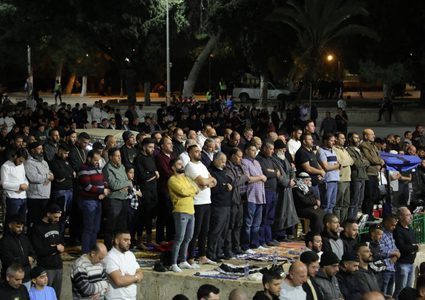 قرابة 25 ألف مصلٍ يؤدون صلاتي العشاء والتراويح في المسجد الأقصى المبارك