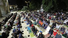 قرابة 25 ألف مصلٍ يؤدون صلاتي العشاء والتراويح في المسجد الأقصى المبارك