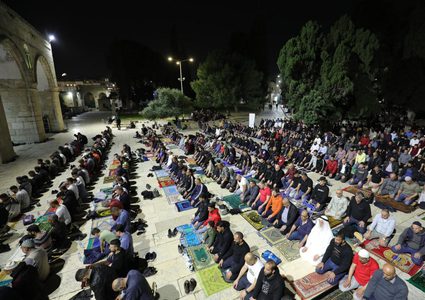 قرابة 25 ألف مصلٍ يؤدون صلاتي العشاء والتراويح في المسجد الأقصى المبارك