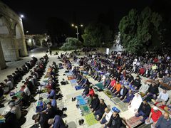 قرابة 25 ألف مصلٍ يؤدون صلاتي العشاء والتراويح في المسجد الأقصى المبارك