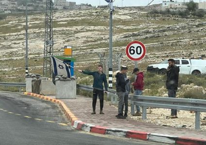 مستوطنون يعربدون على الشارع الرئيس في تقوع شرق بيت لحم