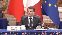 محتجّون يقاطعون ماكرون لدى إلقائه خطاباً في لاهاي