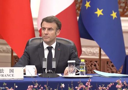 محتجّون يقاطعون ماكرون لدى إلقائه خطاباً في لاهاي