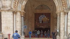 توافد المصلين لأداء صلاة الظهر في المسجد الأقصى