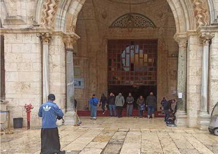 توافد المصلين ، اليوم الثلاثاء،لأداء صلاة الظهر في المسجد الأقصى المبارك
