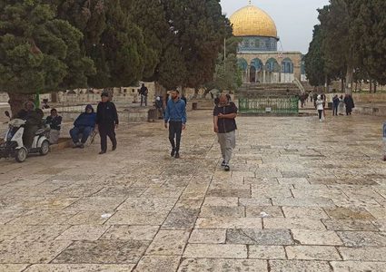 توافد المصلين لأداء صلاة الظهر في المسجد الأقصى