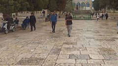 توافد المصلين ، اليوم الثلاثاء،لأداء صلاة الظهر في المسجد الأقصى المبارك