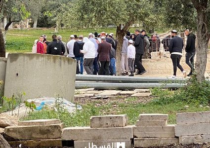 عشرات المستوطنين يقتحمون الأقصى.والاحتلال يفرض قيود مشددة بالقدس القديمة