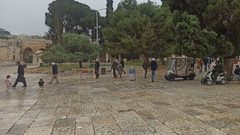 توافد المصلين ، اليوم الثلاثاء،لأداء صلاة الظهر في المسجد الأقصى المبارك