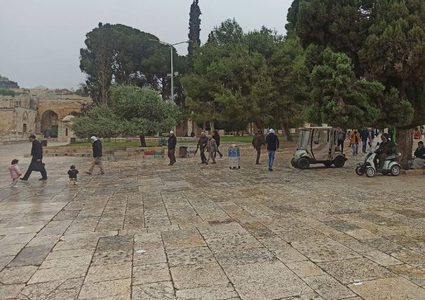 توافد المصلين ، اليوم الثلاثاء،لأداء صلاة الظهر في المسجد الأقصى المبارك