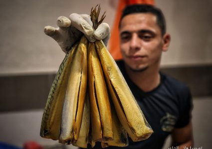 تحضير سمك "الرنجة" المدخن في غزة قبيل عيد الفطر