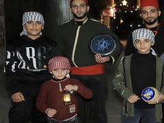 مسحراتية يعملون على ايقاظ المواطنين في مخيم الشاطئ غرب غزة
