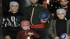 مسحراتية يعملون على ايقاظ المواطنين غرب غزة