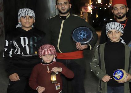 مسحراتية يعملون على ايقاظ المواطنين غرب غزة