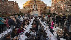 مئات العائلات في إفطار جماعي أمام قاعة ألبرت الملكية في بريطانيا