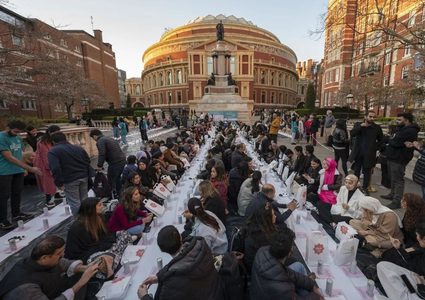 مئات العائلات في إفطار جماعي أمام قاعة ألبرت الملكية في بريطانيا