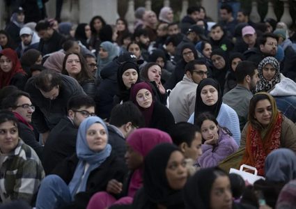 مئات العائلات في إفطار جماعي أمام قاعة ألبرت الملكية في بريطانيا