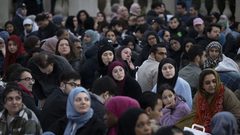 مئات العائلات في إفطار جماعي أمام قاعة ألبرت الملكية في بريطانيا