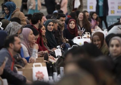 مئات العائلات في إفطار جماعي أمام قاعة ألبرت الملكية في بريطانيا