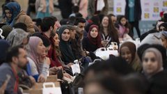 مئات العائلات في إفطار جماعي أمام قاعة ألبرت الملكية في بريطانيا