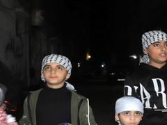 مسحراتية يعملون على ايقاظ المواطنين في مخيم الشاطئ غرب غزة