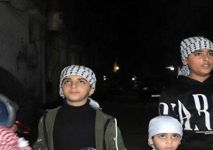 مسحراتية يعملون على ايقاظ المواطنين في مخيم الشاطئ غرب غزة