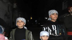 مسحراتية يعملون على ايقاظ المواطنين غرب غزة