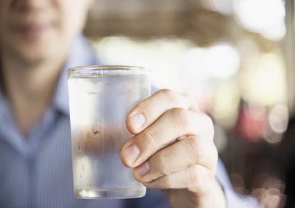 الاوقات المناسبة لشرب الماء بعد الافطار