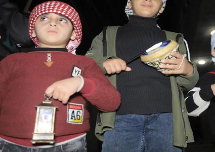 مسحراتية يعملون على ايقاظ المواطنين غرب غزة