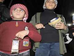 مسحراتية يعملون على ايقاظ المواطنين في مخيم الشاطئ غرب غزة