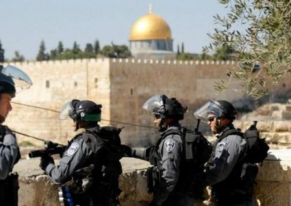 الاحتلال يًبعد 6 فتية عن المسجد الأقصى