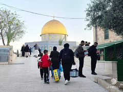 من أجواء الإفطار في باحات المسجد الأقصى المبارك